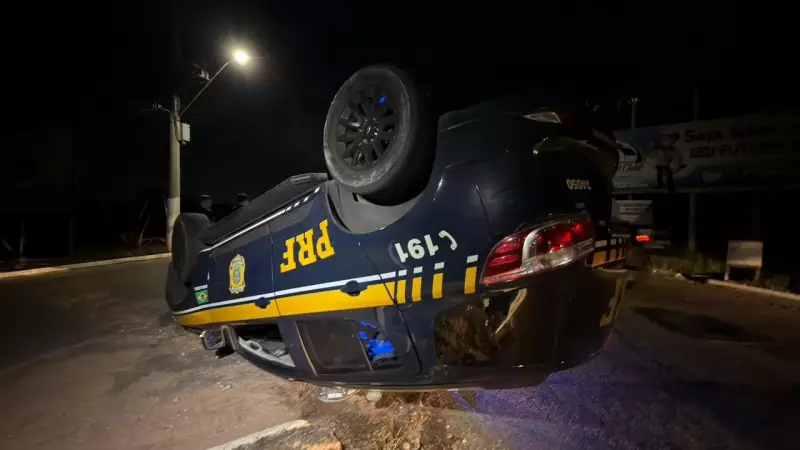 Viatura da PRF capota durante perseguição a motociclista na BR-101, na Grande Natal