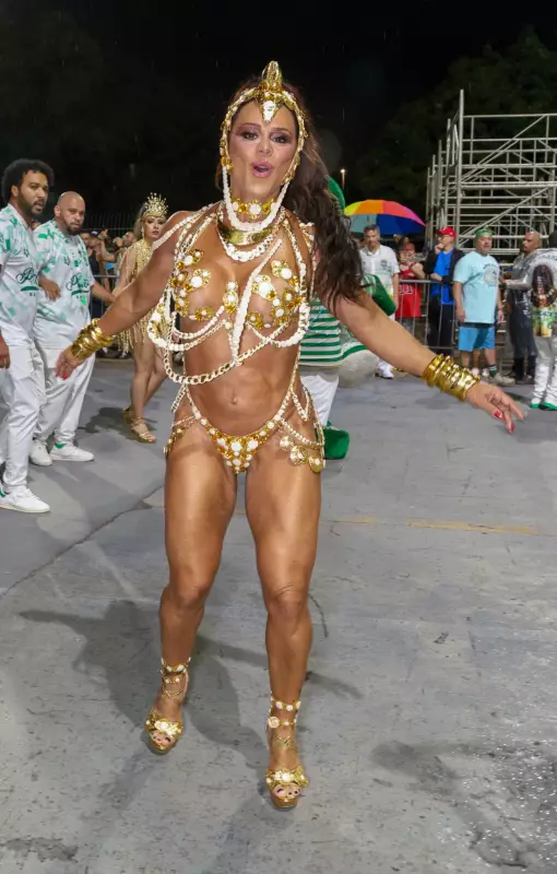 Viviane Araújo brilha em ensaio técnico da Mancha Verde para o Carnaval 2026