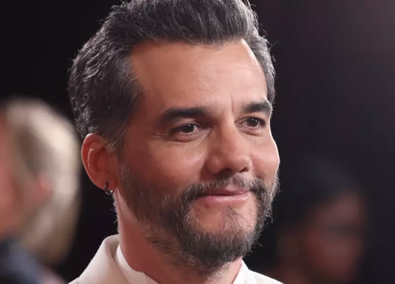 Wagner Moura e Mia Goth conversam em português nos bastidores da Dior em Paris