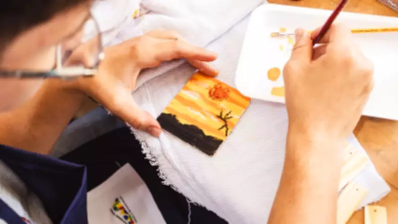 Whirlpool promove oficinas de artesanato sustentável em São Paulo com foco em biojoias e cachepôs