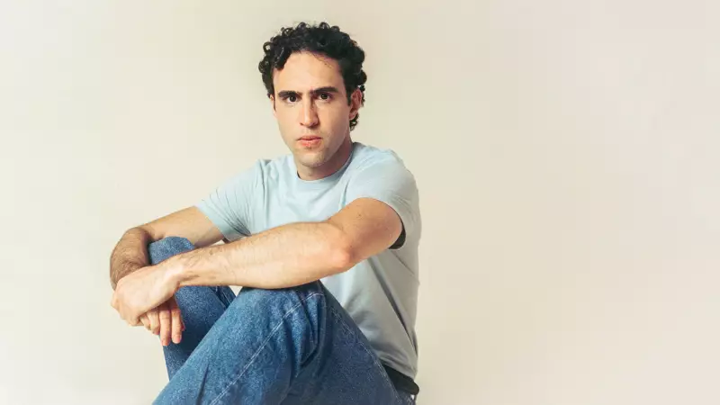 Zeca Veloso, filho de Caetano, lança disco solo e supera timidez em 2025