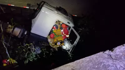 Acidente entre carretas na BR-153 em Frutal deixa dois feridos e interdição prolongada