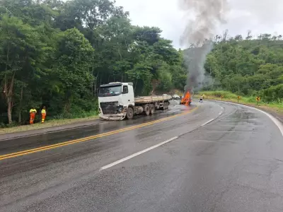 Acidente grave na BR-381 mata duas pessoas e deixa carro em chamas