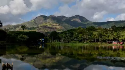 Amigos celebram Ano Novo a 830m de altura no topo do Mestre Álvaro, ES