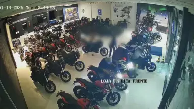 Arrastões em concessionárias: 12 motos roubadas em 2 minutos em Itajaí