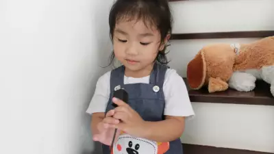 Bebê de 1 ano perfura crânio com carregador após queda da cama em Divinópolis