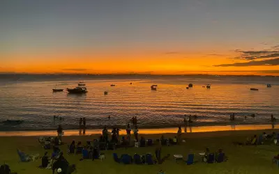 Calor acima de 30°C faz banho de mar noturno virar rotina em Salvador