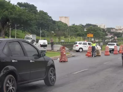 Carro capota na Avenida Teotônio Vilela em São José dos Campos
