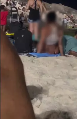 Casal é abordado por PM após suspeita de ato sexual na praia do Arpoador