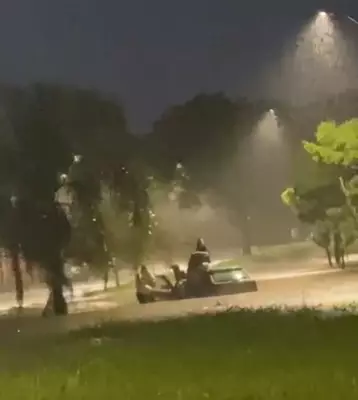 Chuvas em Piracicaba ilham carro e ocupantes buscam refúgio no teto