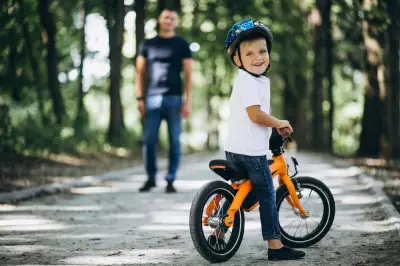 Como ensinar seu filho a andar de bicicleta: guia por idade e segurança