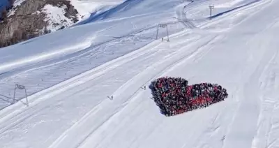 Esquiadores formam coração em homenagem às 40 vítimas de incêndio na Suíça