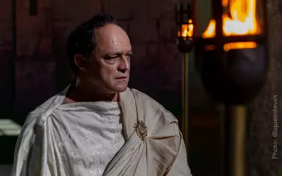 Eucir de Souza fala sobre desafios de interpretar Pilatos em 'Emmanuel'