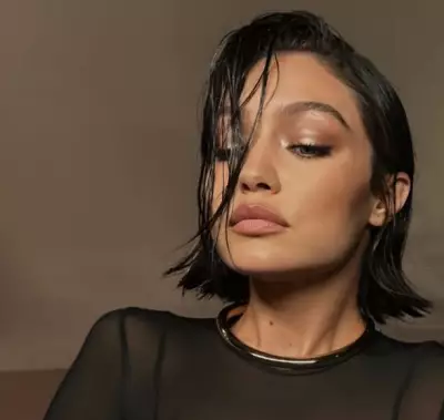 Gigi Hadid surpreende com cabelo preto intenso em 2026: veja a mudança radical