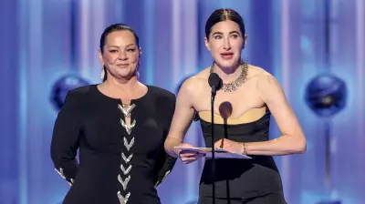 Globo de Ouro 2026: McCarthy e Hahn usam humor ácido para criticar desigualdade de gênero