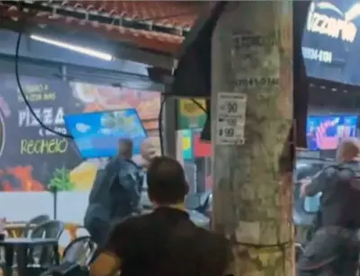 Homem armado com facas invade pizzaria no Rio, ameaça PMs e é baleado