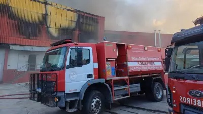 Incêndio consome frigorífico na Serra: 21 bombeiros combatem chamas por 1h30