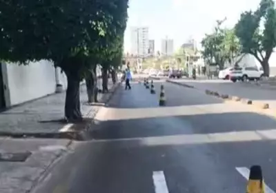 Óleo na pista interdita trecho da Avenida Antônio Fagundes em Aracaju