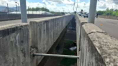 Motorista morre ao ser arremessado de viaduto no RS após parar para fechar capô de caminhonete