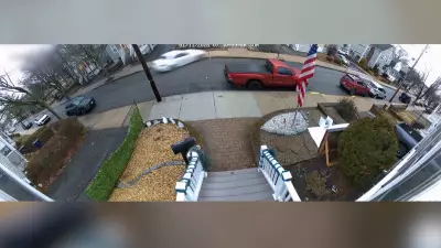 Motorista perde controle em lombada e atinge duas casas em Massachusetts