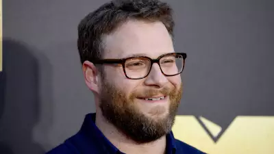 Pamela Anderson se sente enojada ao encontrar Seth Rogen no Globo de Ouro 2026