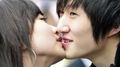 Países onde beijos e abraços são proibidos: multas, prisão e açoite