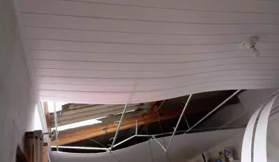 Telhado desaba em Martinópolis após chuva intensa; família com bebê de 13 dias escapa ilesa