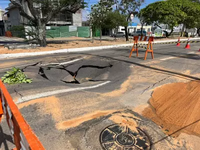Vazamento da Caern abre buraco e interdita avenida em Natal