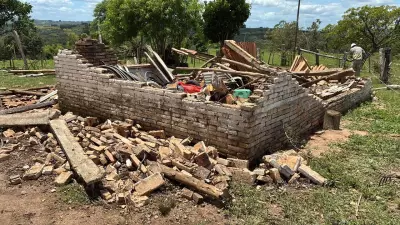 Vendaval de 100 km/h destrói casas em Pinheiro Machado, RS
