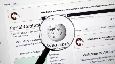 Wikipedia completa 25 anos como base para IA e fecha parcerias com gigantes
