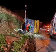 Acidente com ônibus clandestino deixa 5 mortos e 43 feridos na BR-251 em Minas Gerais