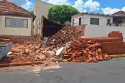 Acidente em obra deixa trabalhador ferido após desabamento de parede e telhado em Martinópolis
