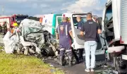 Acidente entre carro e caminhão destrói veículo na SP-127 em Saltinho