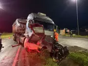 Acidente entre carro e carreta na BR-265 em Barbacena deixa quatro feridos leves