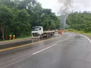 Acidente grave na BR-381 mata duas pessoas e deixa carro em chamas