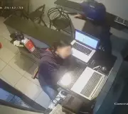 Assalto à mão armada em lanchonete de Cabo Frio é registrado por câmeras de segurança