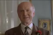 Ator Donald Douglas, de 'O Diário de Bridget Jones', morre aos 92 anos na França