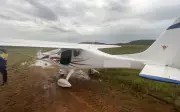 Avião faz pouso forçado em gramado da Alcoa em Poços de Caldas
