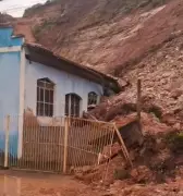 Barranco desliza e soterra parte de igreja em Lima Duarte após fortes chuvas