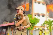 Bombeira resgata cachorrinho durante incêndio em prédio comercial na Zona Sul de Macapá