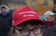 Bonés satíricos 'Make America Go Away' viram símbolo de protesto na Dinamarca contra Trump