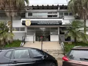 Briga entre presos deixa detento ferido em delegacia de Juiz de Fora