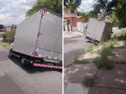 Caminhão com material escolar fica preso em buraco após desviar de carro em Campinas
