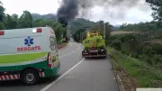 Caminhão pega fogo na BR-116 em Caratinga e interdita rodovia