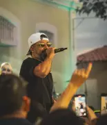 Cantor Raí Saia Rodada recebe alta após internação por dores no peito em Mossoró