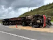 Carreta com bicicletas elétricas tomba na BR-040 em Juiz de Fora e carga é saqueada