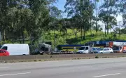 Carreta em chamas interdita pista expressa da Dutra em Arujá