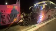Carro é destruído ao ser prensado entre dois ônibus em acidente no Cariri