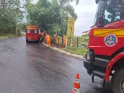 Carro capota no Pico da Ibituruna e deixa cinco feridos em Governador Valadares
