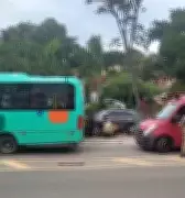 Carro colide com ponto de ônibus e deixa mulher de 65 anos ferida em Miguel Pereira